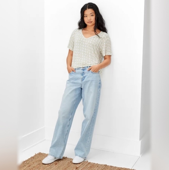 American Eagle Oversized Soft & Sexy V-Neck T-Shirt - Picture 2 of 6